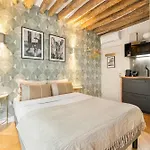 Historical Apartment In The Heart Of Paris -7