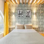 Historical Apartment In The Heart Of Paris -7